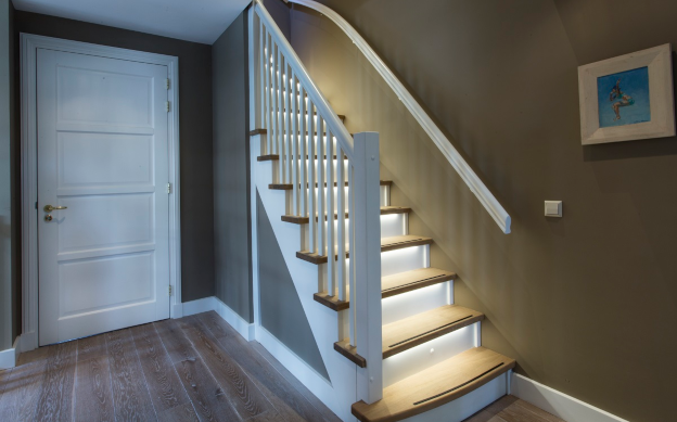 Bekijk een trap met verlichting