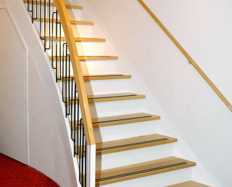 Steektrap met wit gelakte bomen